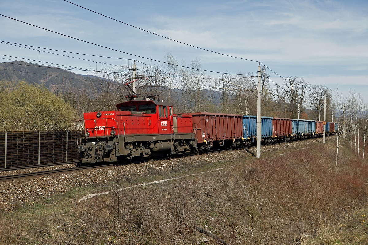 1063 015 zieht am 20.03.2014 den Nahgüterzug 64623 bei Kapfenberg durchs Mürztal.