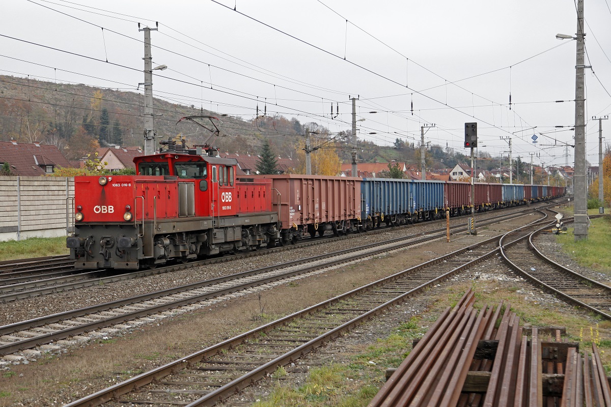 1063 016 mit Güterzug in Kapfenberg am 10.11.2014.