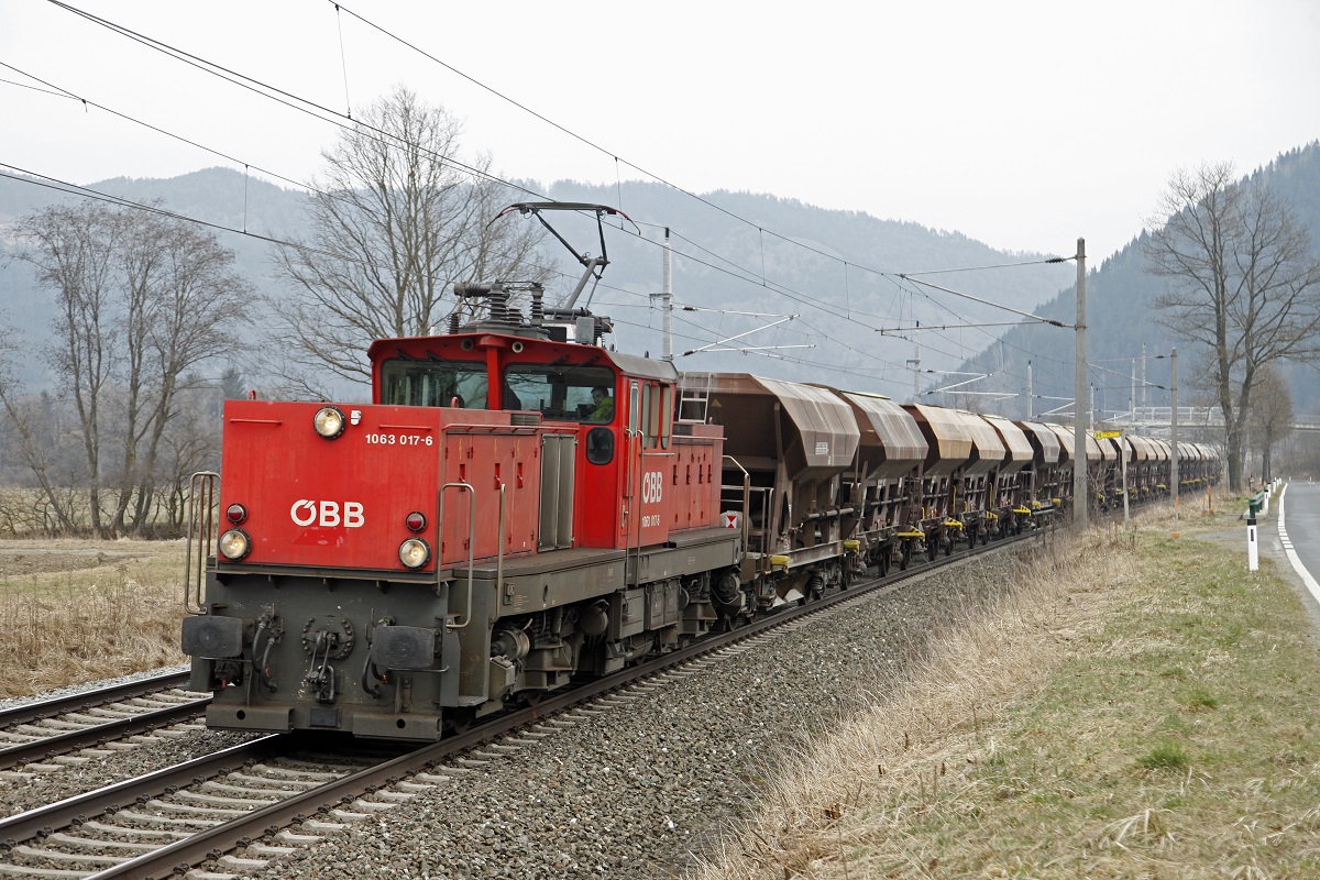 1063 017 mit Güterzug bei Fentsch st.Lorenzen am 25.03.2015.