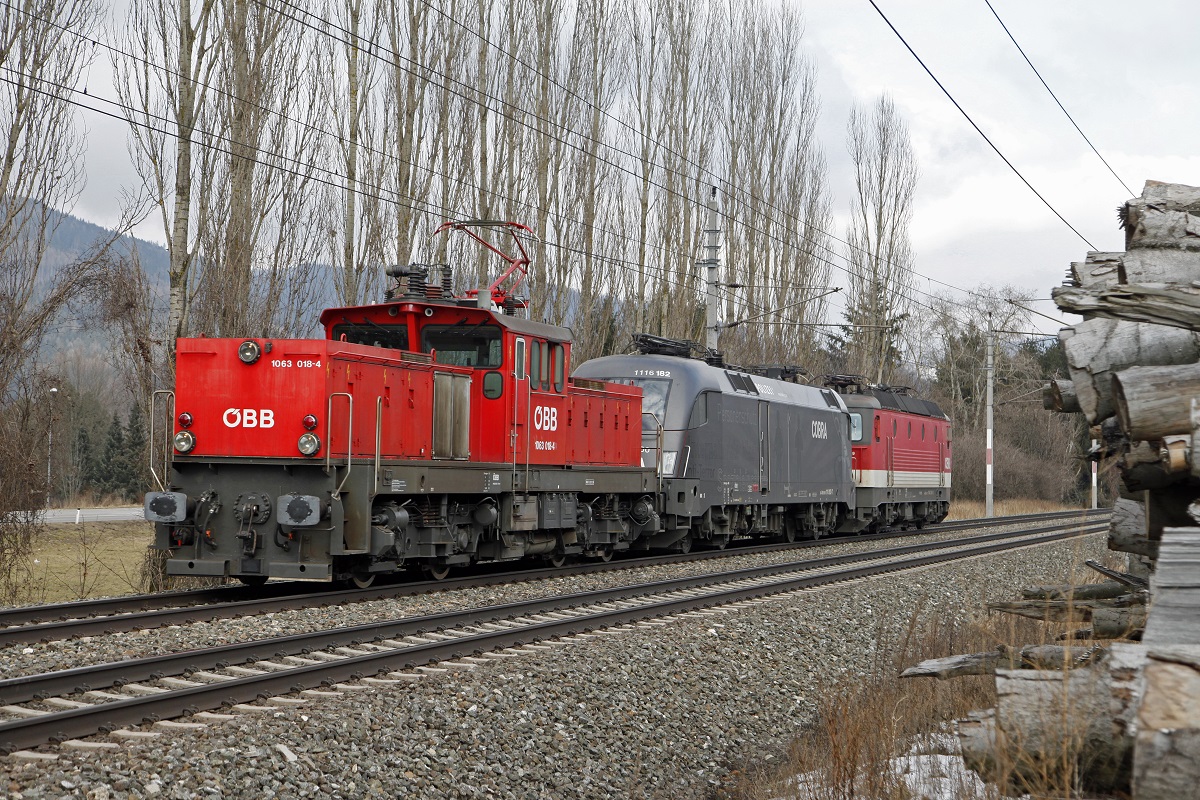 1063 018 schleppt 1116 182 (Cobra) und 1144 249 bei Niklasdorf als Lokzug Richtung Leoben. Datum: 23.02.2015.