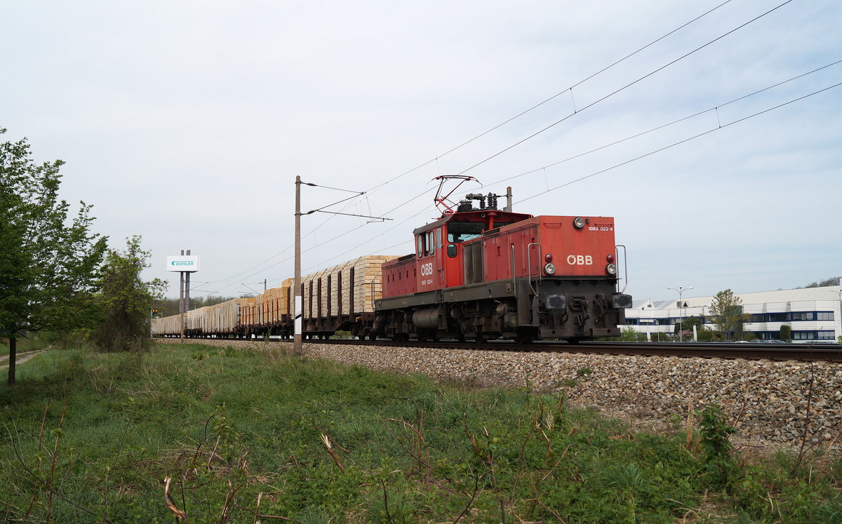 1063 023 bringt einen gemischten Güterzug am 26. April 2019 bei Leobendorf-Burg Kreuzenstein Richtung Wien.