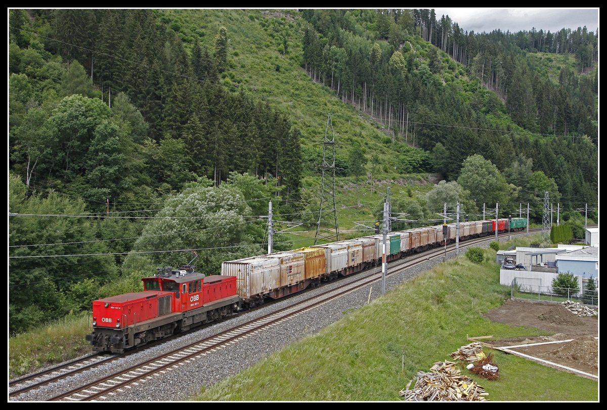 1063 027 mit Güterzug bei Kaisersberg am 30.06.2020.
