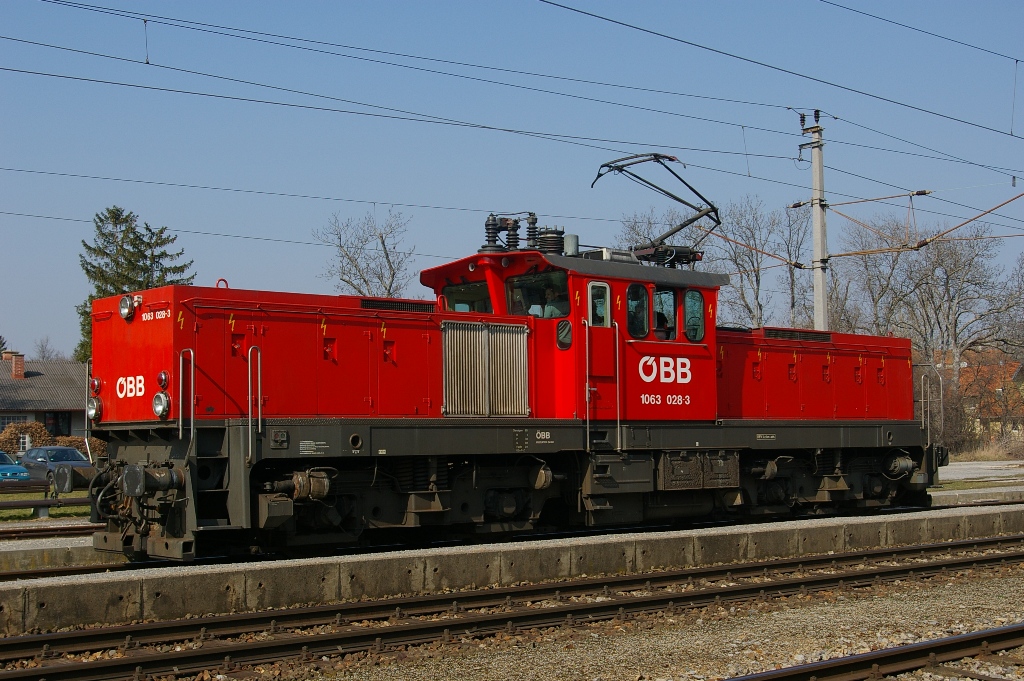 1063 028-3 am 12. März 2014 im Bf. Münchendorf