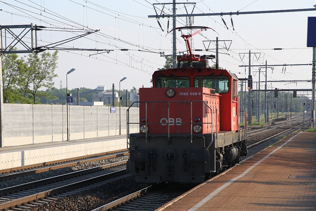 1063 036-6 fährt am 28.April 2018 als Lokzug durch die Haltestelle Haidestrasse.