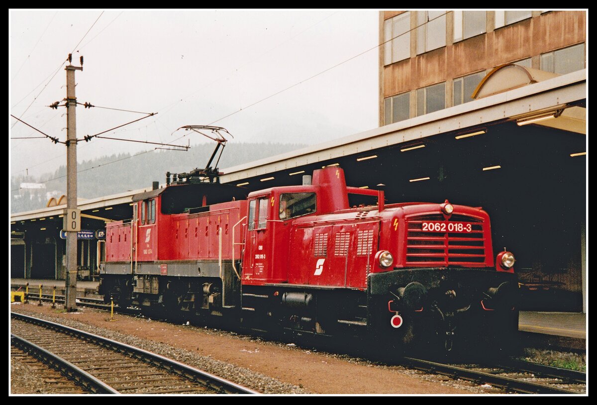 1063 037 + 2062 018 als Lokzug in Bruck an der Mur am 22.01.2001.
