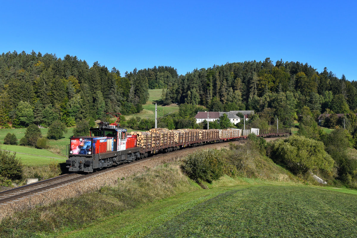 1063 038 mit einem Holzzug am 27.09.2018 bei Summerau. 