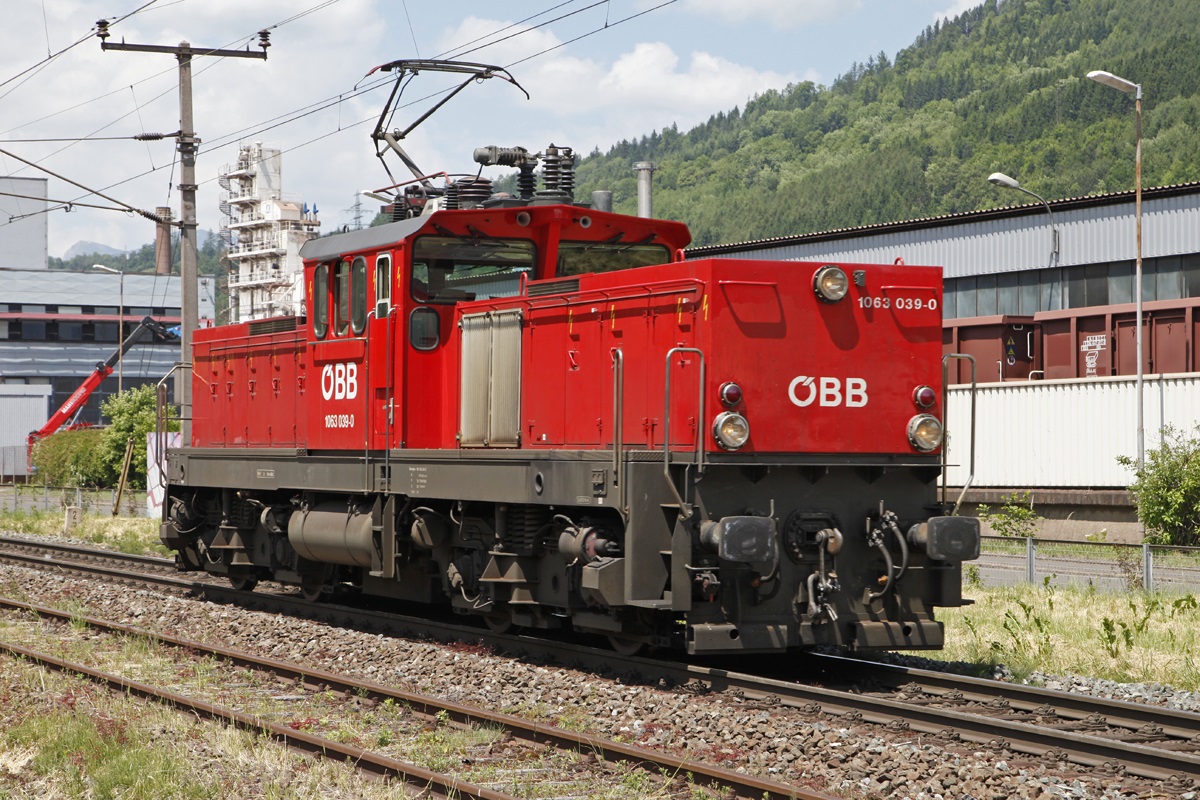 1063 039 ist am 4.06.2014 zwischen Leoben Donawitz und Leoben Hauptbahnhof als Lokzug unterwegs.