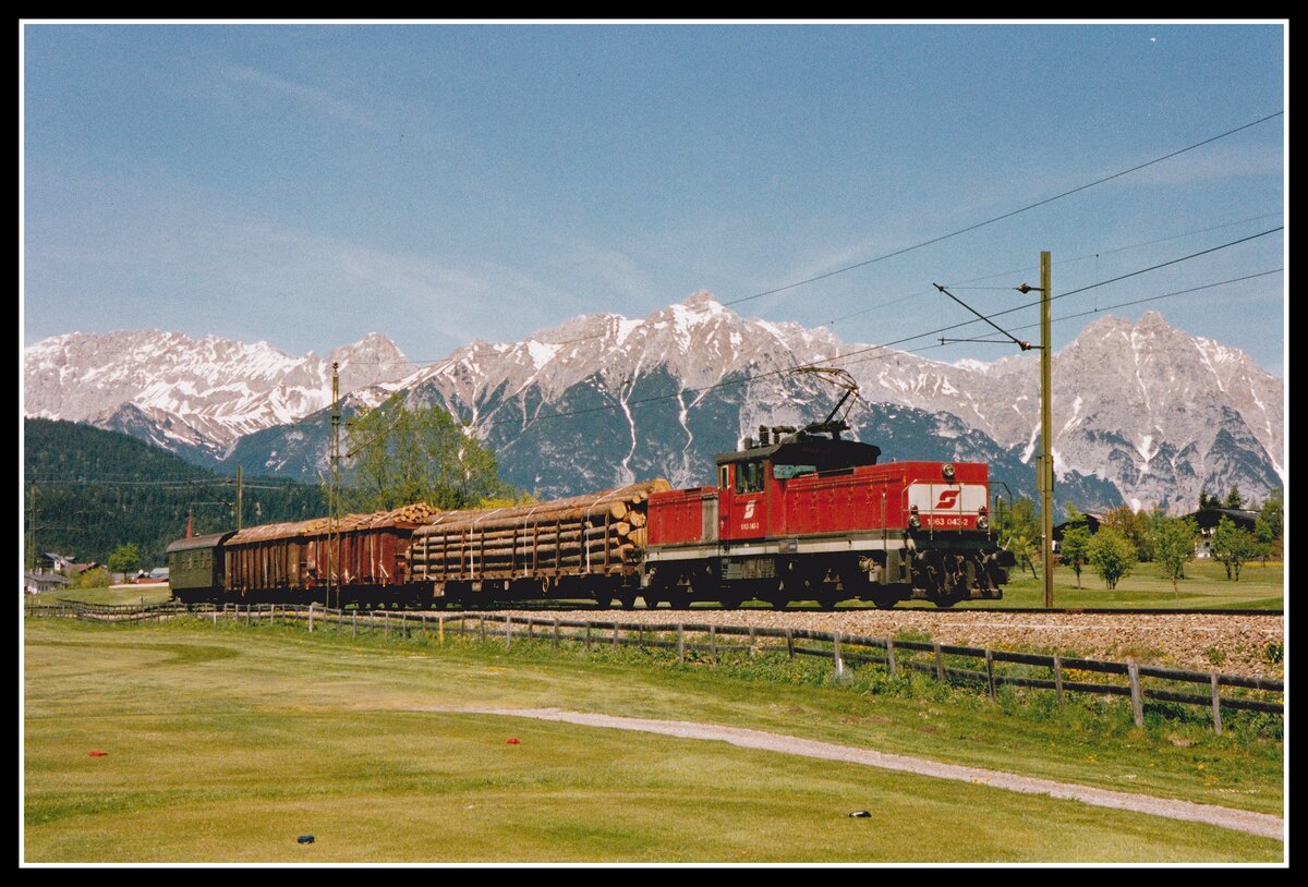 1063 043 fährt am 16.05.2002 mit dem Sammler bei Seefeld Richtung Insbruck.