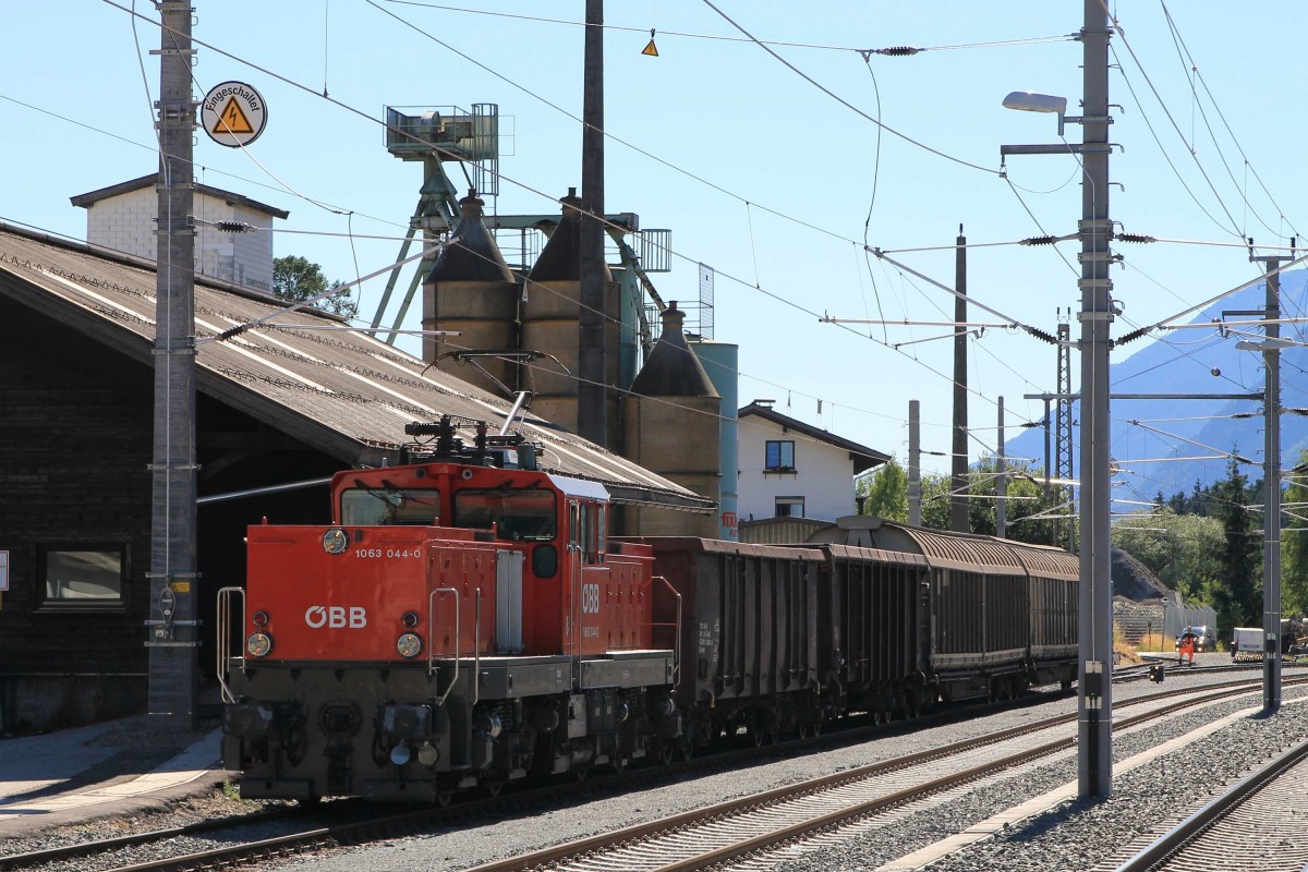 1063 044-0 mit einem Gterzug in die Richtung Wrgl auf Bahnhof Brixlegg am 1-8-2013.