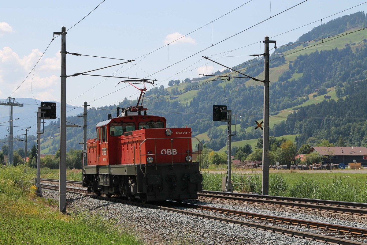 1063 045-7 mit einem Lokzug in die Richtung Kitzbhel bei Brixen im Thale am 24-7-2013.