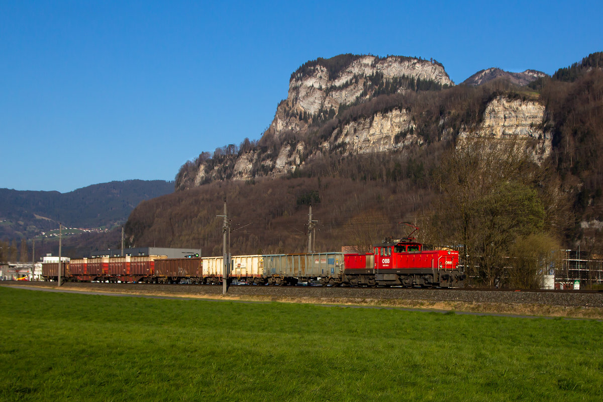 1063-048-1 mit einem kurzen Güterzug zwischen Dornbirn und Hohenems. 23.2.20
