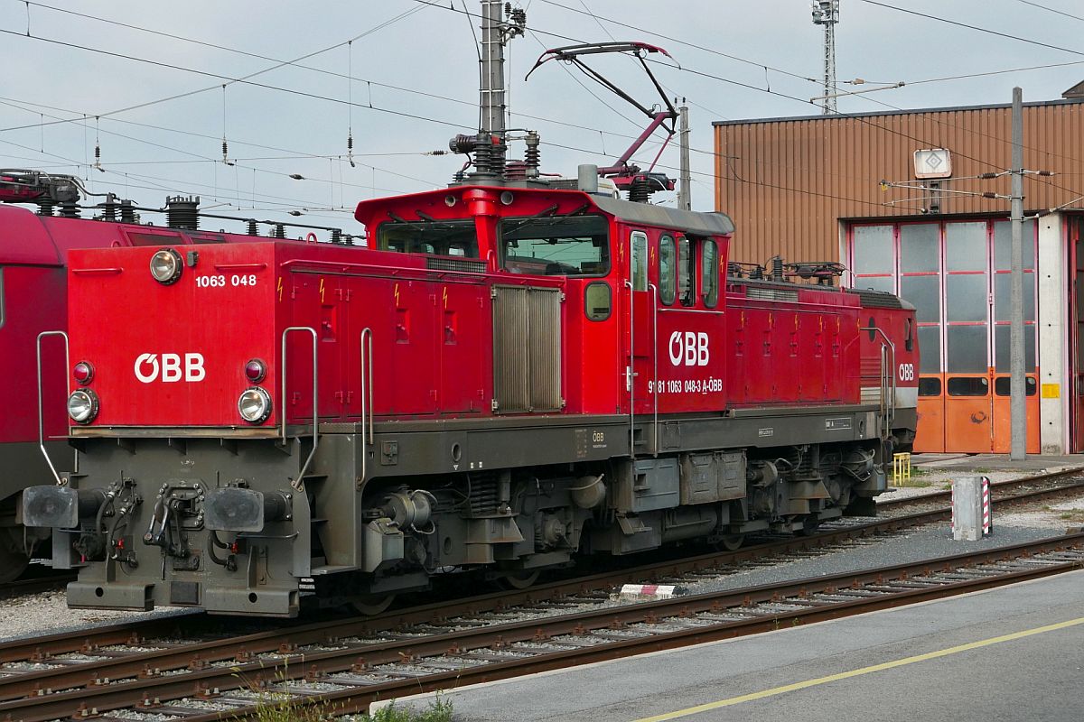 1063 048 am 11.09.2020 in Wolfurt. Aufnahmestandort der Bahnsteig der Haltestelle Wolfurt.