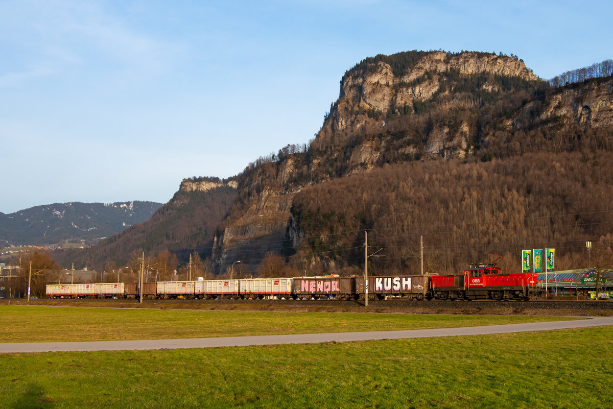 1063 049-1 zieht ihren kurzen Verschubgüterzug bei Hohenems. 19.2.21