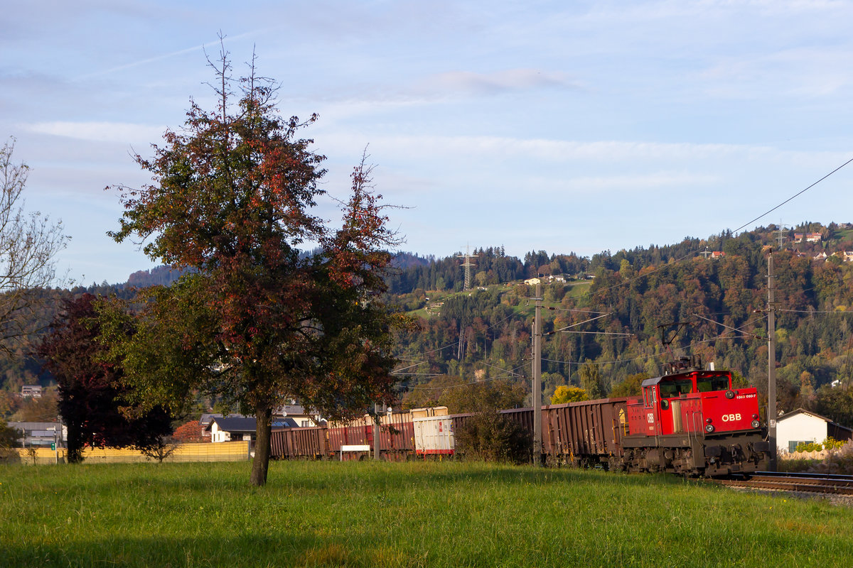 1063 050-7 mit einem kurzen Güterzug Richtung Dornbirn. 17.10.19