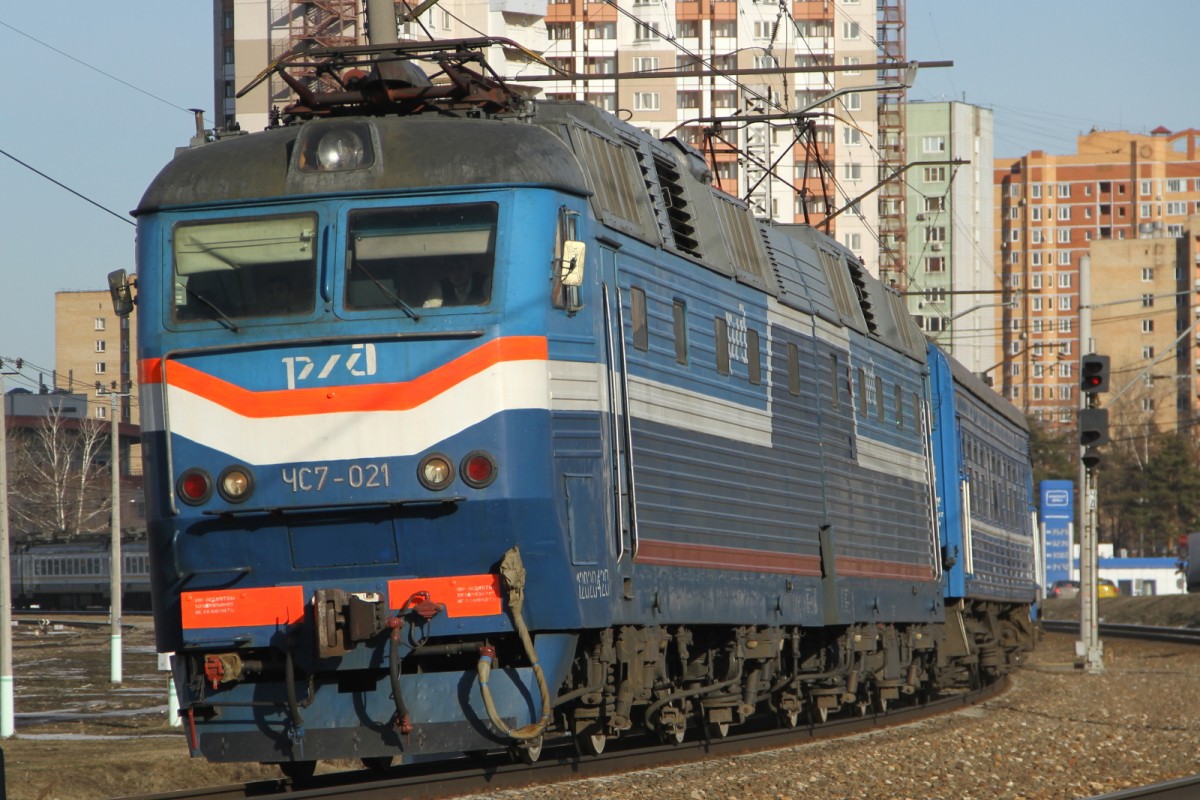 ЧС7-021 rattert aus Moskau Richtung Westen. Foto am 13.03.2015 in Odintsovo.