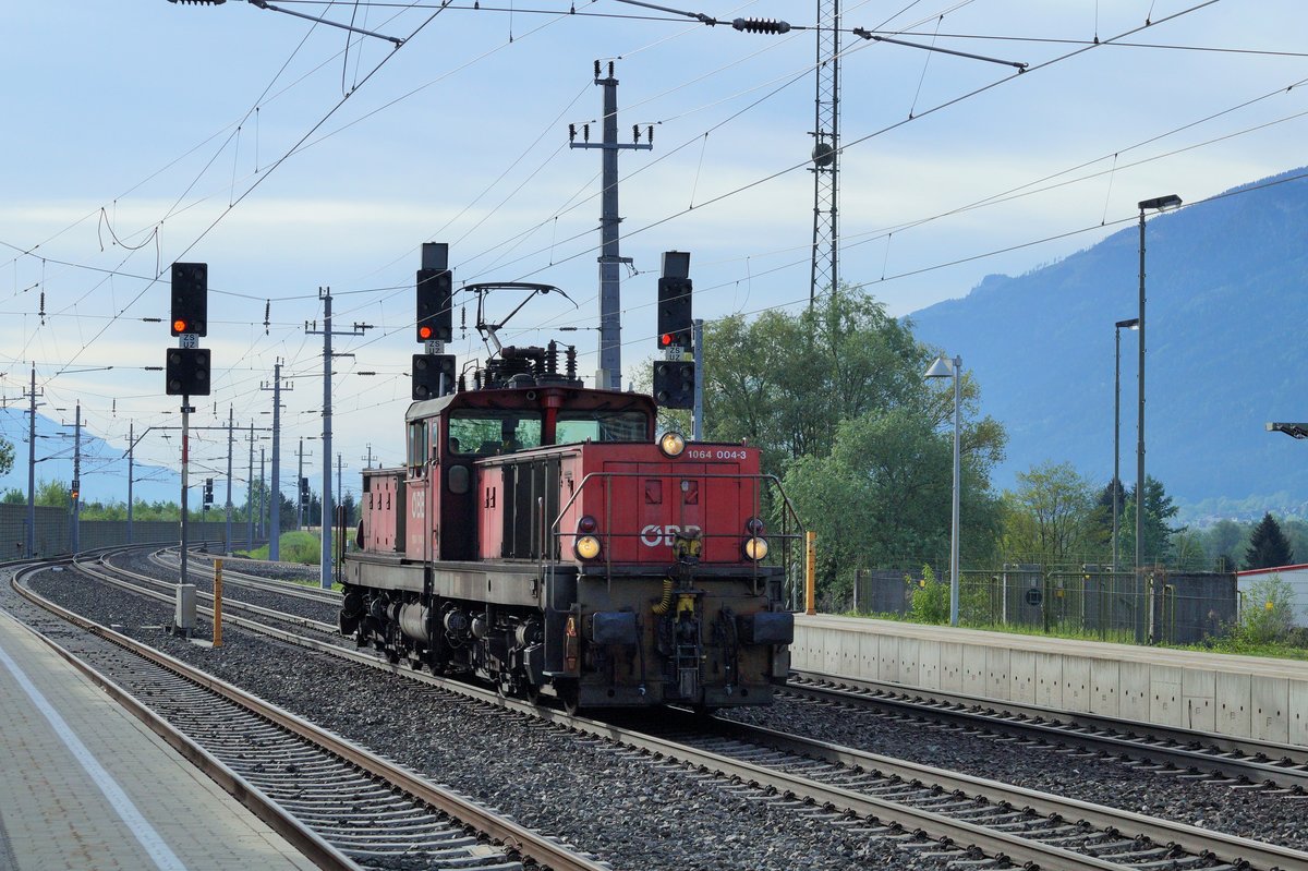 1064 004-3 am frühen Morgen des 1.5.2018 bei der Durchfahrt durch den Bahnhof Pusarnitz (Tauernbahn). Hier ist die Lok, die im Verschiebebahnhof Villach eingesetzt ist, äußerst selten anzutreffen.