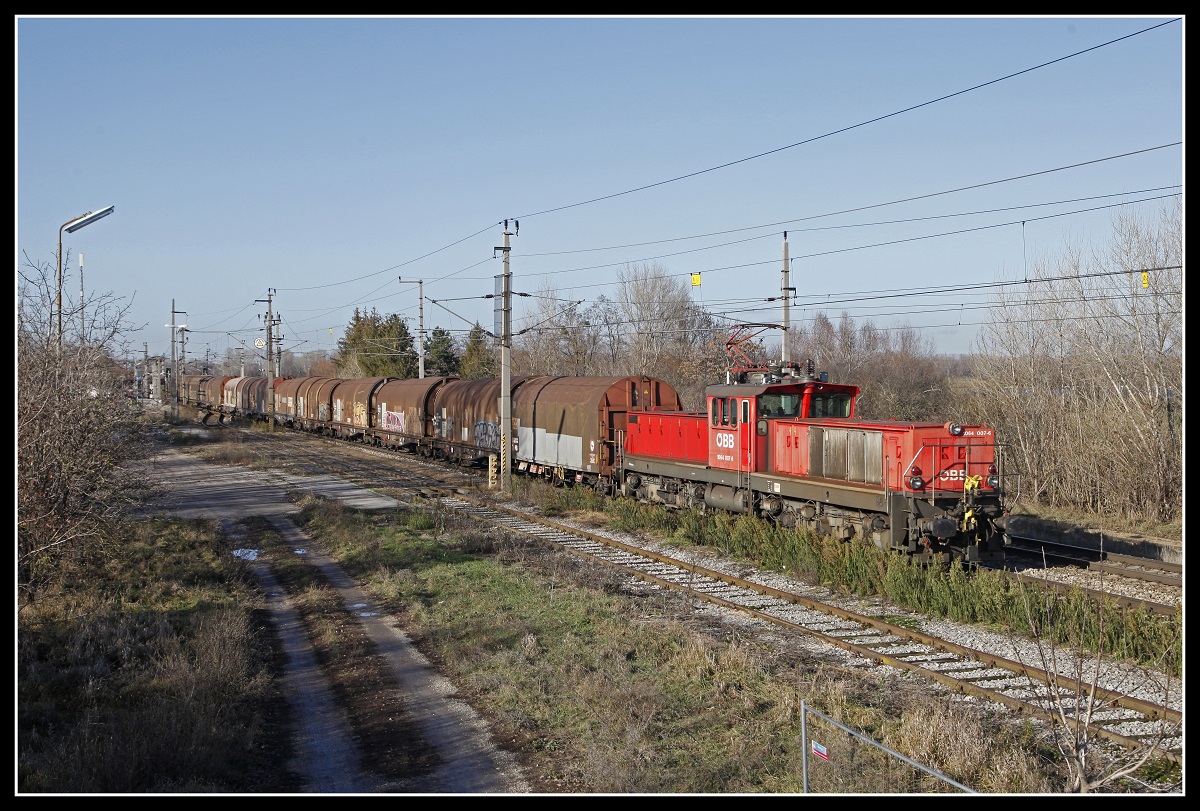 1064 007 mit Güterzug in Nickelsdorf am 5.12.2018.