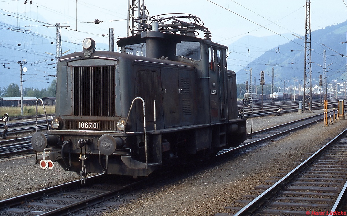 1067.01 im August 1980 in Selzthal. Die von Jenbach und ELIN zwischen 1961 und 1965 gelieferten fünf Rangierlokomotiven mit der Achsfolge C waren mit einem hydraulichen Getriebe ausgerüstet. Sie bewährten sich allerdings nicht und wurden etwa zeitgleich mit ihren wesentlich älteren, mit Stangenantrieb ausgerüsteten Kolleginnen der Reihe 1161 ausgemustert. 