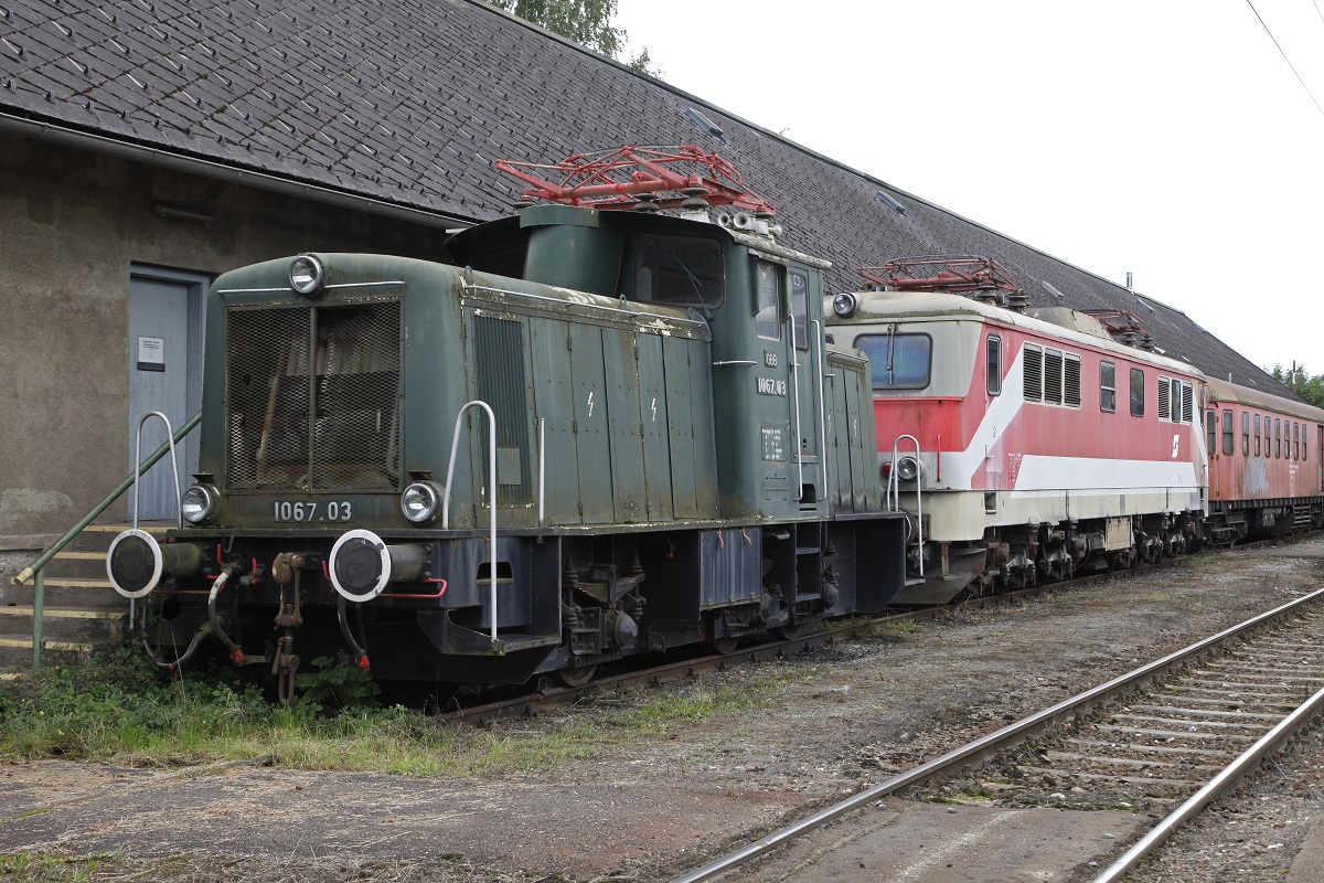 1067.03 und 1110 015 stehen am 4.09.2015 im Gelände des Eisenbahnmuseums Knittelfeld.