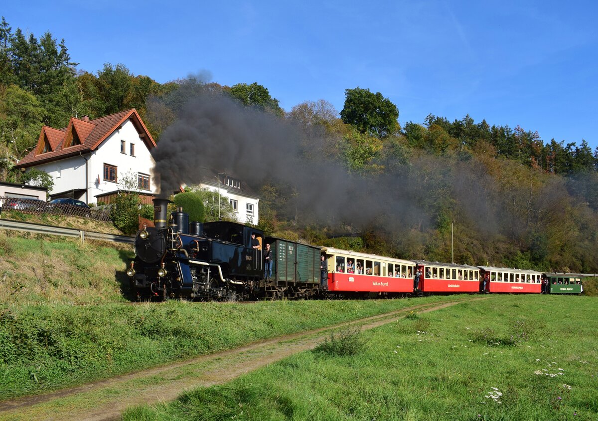 1068 der Br�nig-Dampfbahn war zum 125 j�hrigen Jubil�um der Brohltalbahn zu Gast und zieht einen Zug nach Engeln. Hier f�hrt der Zug durch Weiler in Richtung Niederzissen.

Weiler 03.10.2026