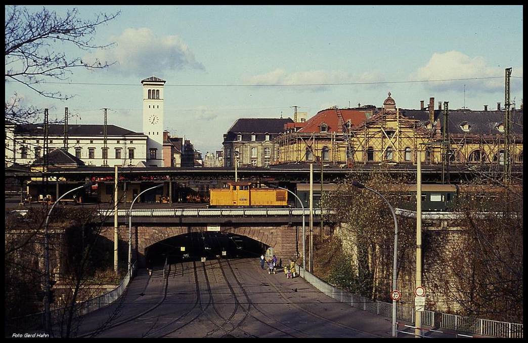 106832 rangiert hier am 21.11.1990 im HBF Erfurt.