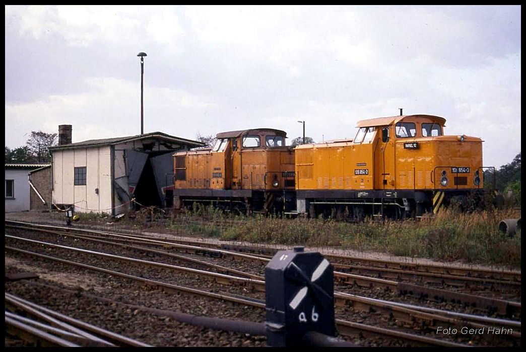106854 unf 106684 warten in Güsen vor dem beschädigten Kleinlokschuppen am 19.10.1991 auf ihren nächsten Einsatz. Das Tor zum Schuppen hatte zuvor eine Lok  unsachgemäß  zu öffnen versucht!