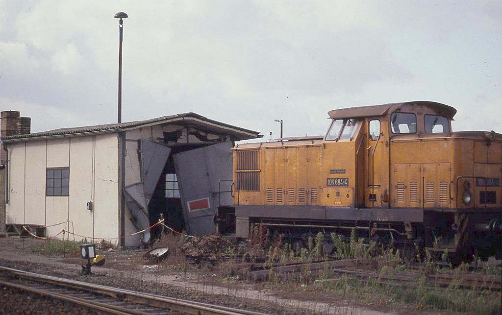 106854 vor dem beschädigten Lokschuppen in Güsen. Ob der Lokschuppen allerdings durch diese Lok beschädigt wurde, kann ich nicht sagen. Spuren vor Ort, die darauf hätten schließen lassen,  waren am 19.10.1991 jedenfalls an der Lok nicht zu sehen!