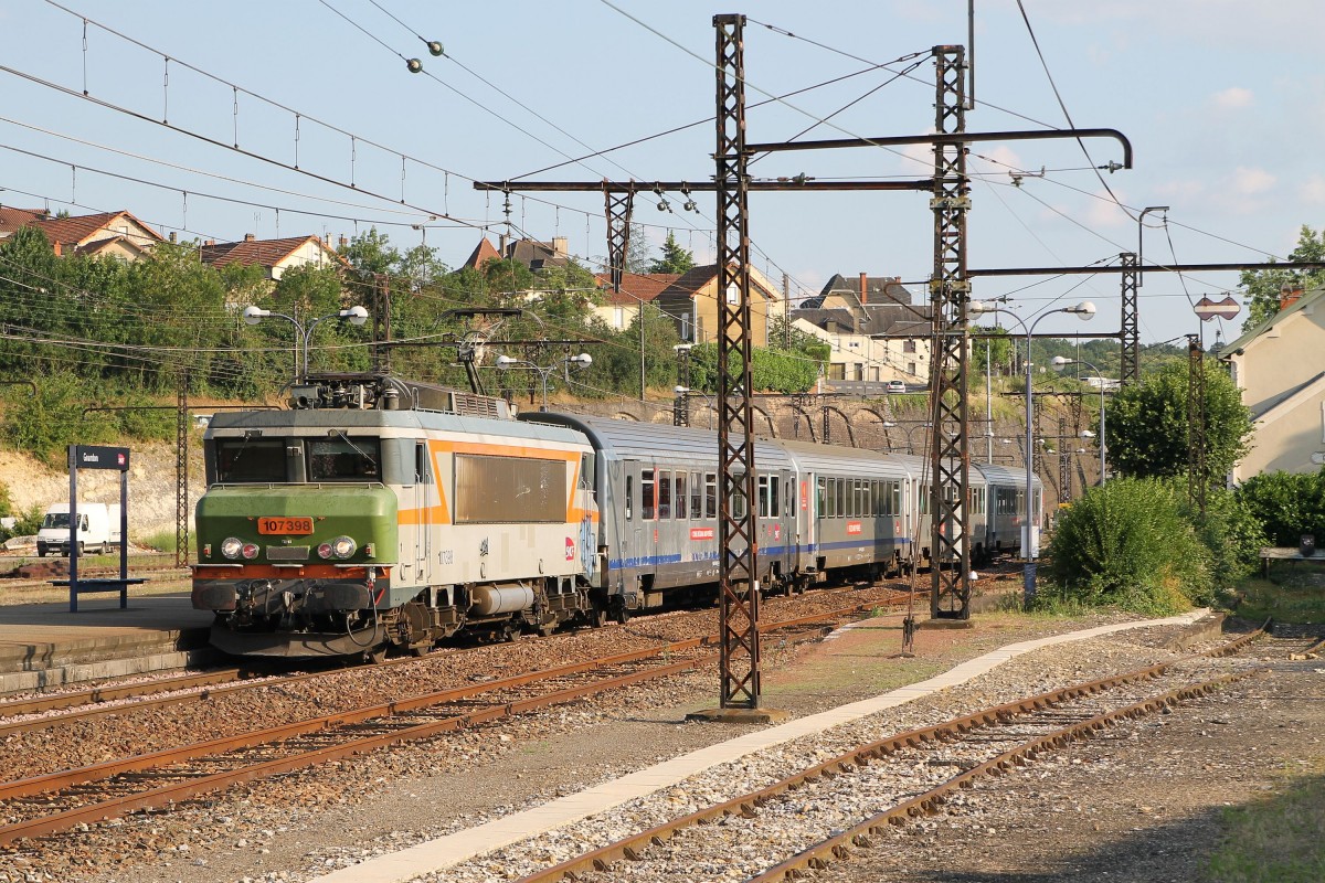 107398 mit TER 871628 Toulouse Matabiau-Brive la Gaillarde auf Bahnhof Gourdon am 25-6-2014.