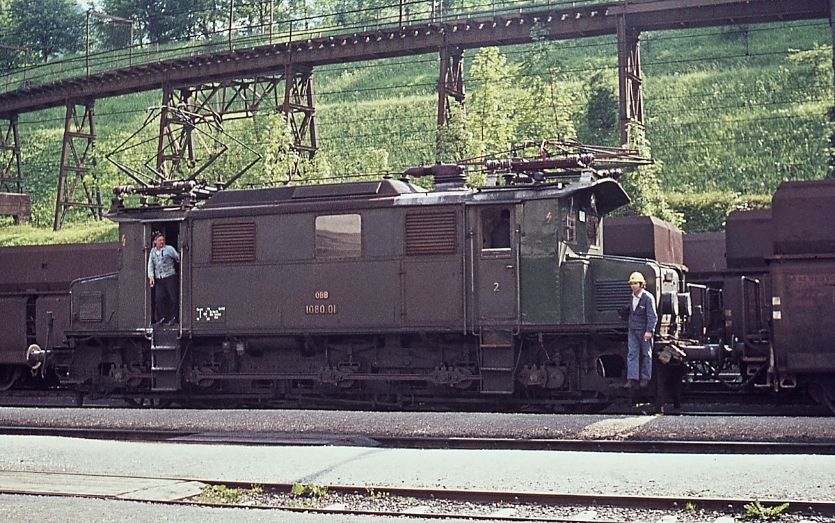 1080.01 im Juni 1974 im Bahnhof Eisenerz. Im Hintergrund ist ein Stck der schmalspurigen Huntslaufbahn zur Erzverladung zu erkennen.