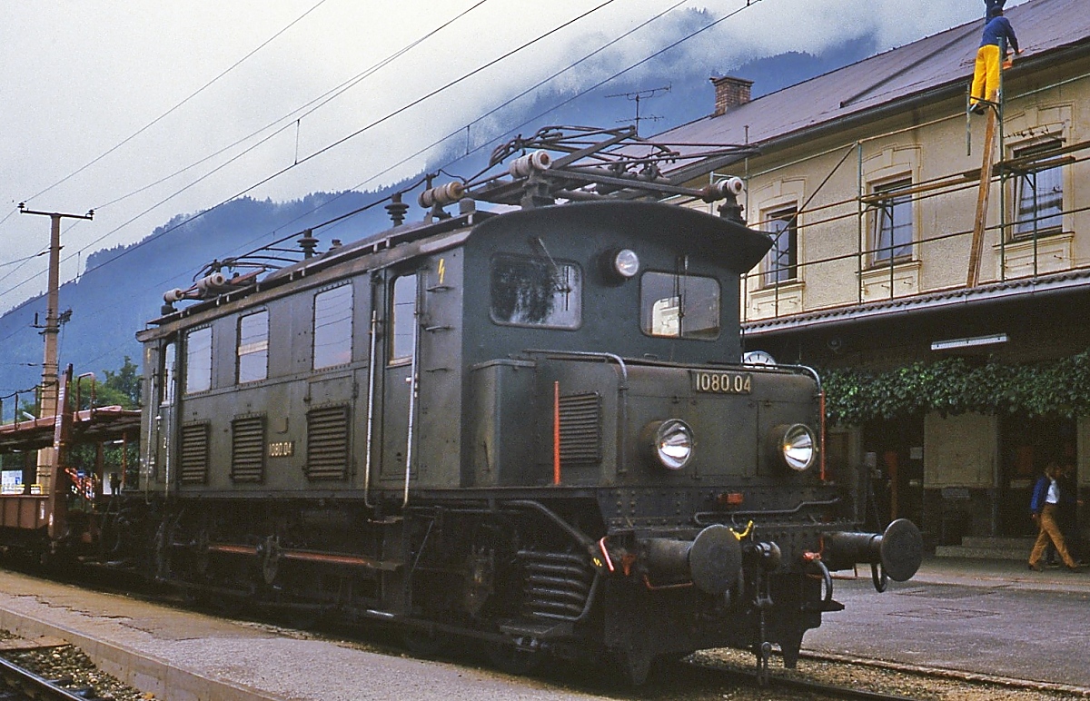1080.04 im August 1980 im Bahnhof Stainach-Irdning