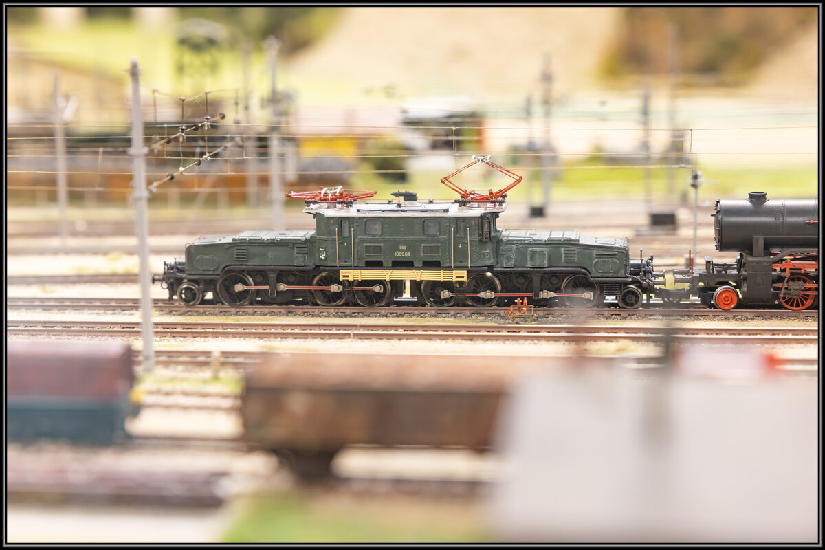 1089.04 als Vorspann auf einem Güterzug zeigt sich auf der Modellbahn Anlage des  GEMEC  Ende november 2022