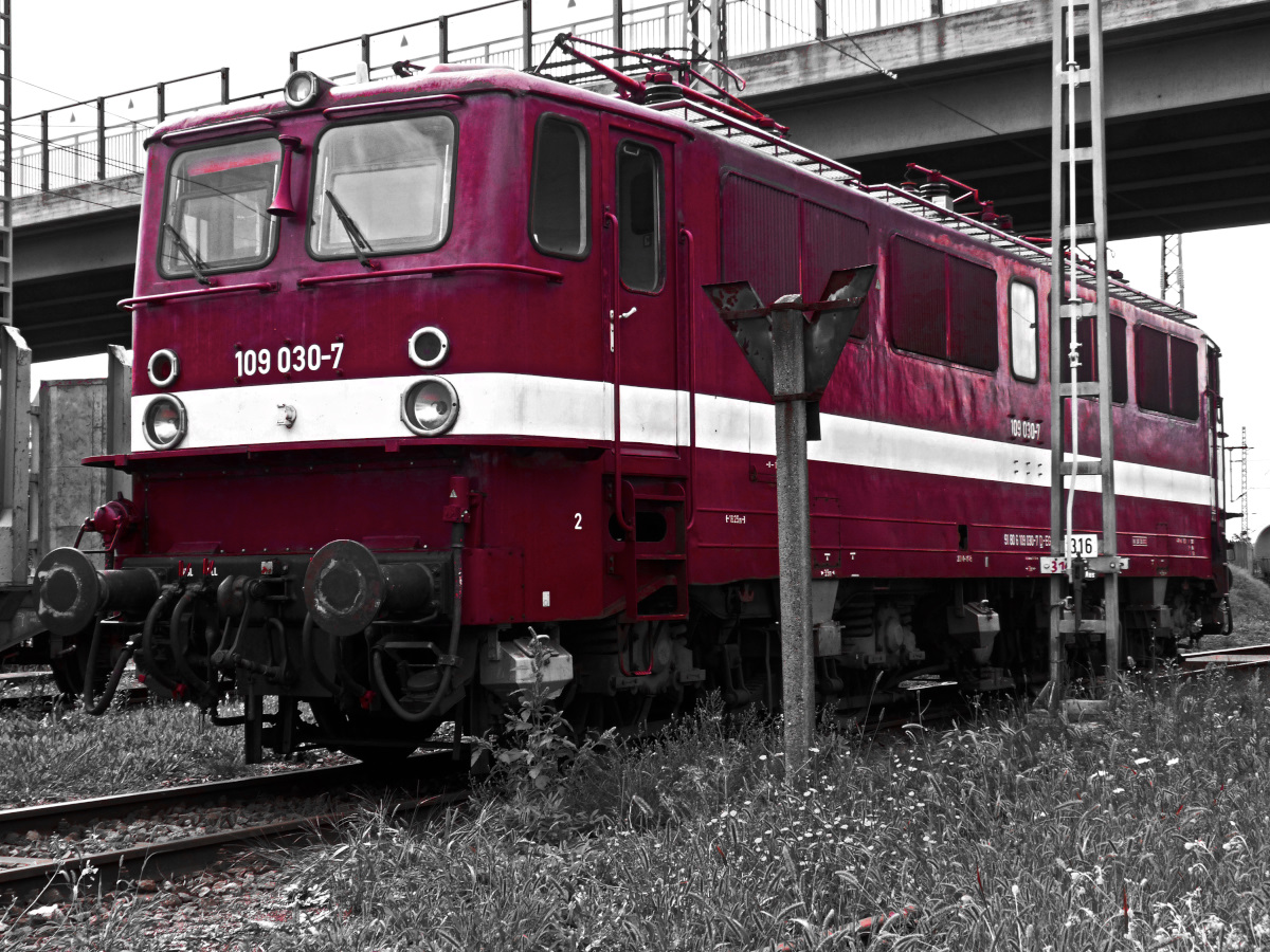 109 030-7 am 16.08.2014 unterhalb der Zeppelinbrücke vor dem ehemaligen BW Nordhausen.