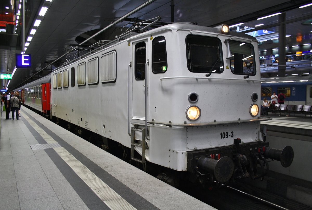 109 073-7 steht am 31.7.2016 mit D300 von Berlin Hauptbahnhof (tief) nach Malmö Central im Tiefbahnhof des Berliner Hauptbahnhofs.