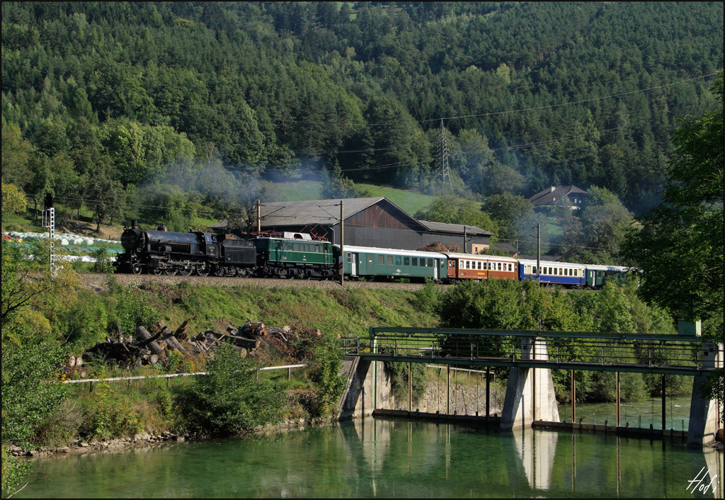 109.13 und 1040.01 mit Sonderzug 17608 (Wien Meidling-Kapfenberg) am 07.09.13 bei Schl�glm�hl.