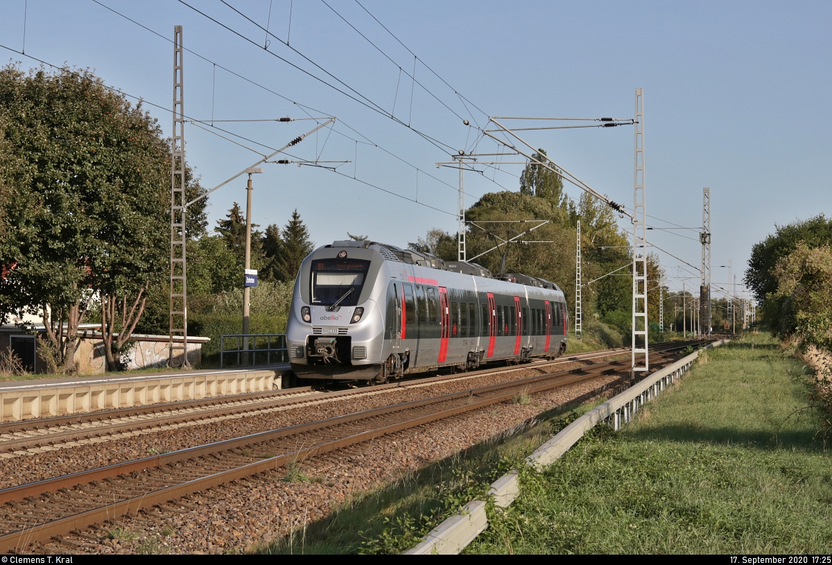 +10:
9442 119 (Bombardier Talent 2) ist einer der weniger verspäteten Züge an diesem nervenaufreibenden Nachmittag. Hier durchfährt er den Hp Zscherben auf Gleis 1.

🧰 Abellio Rail Mitteldeutschland GmbH
🚝 RE 74714 (RE9) Halle(Saale)Hbf–Kassel-Wilhelmshöhe
🚩 Bahnstrecke Halle–Hann. Münden (KBS 590)
🕓 17.9.2020 | 17:25 Uhr