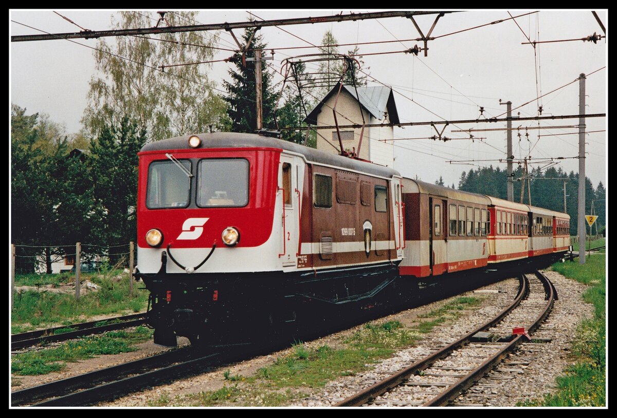 1099 007 fährt am 9.05.2001 mit R6801 in Mariazell ein.