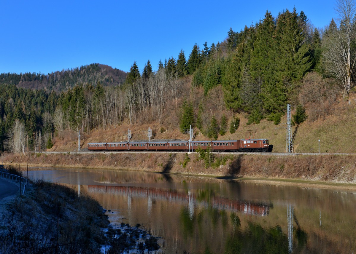 1099 010 mit R 6817 am 06.12.2015 bei Wienerbruck. 