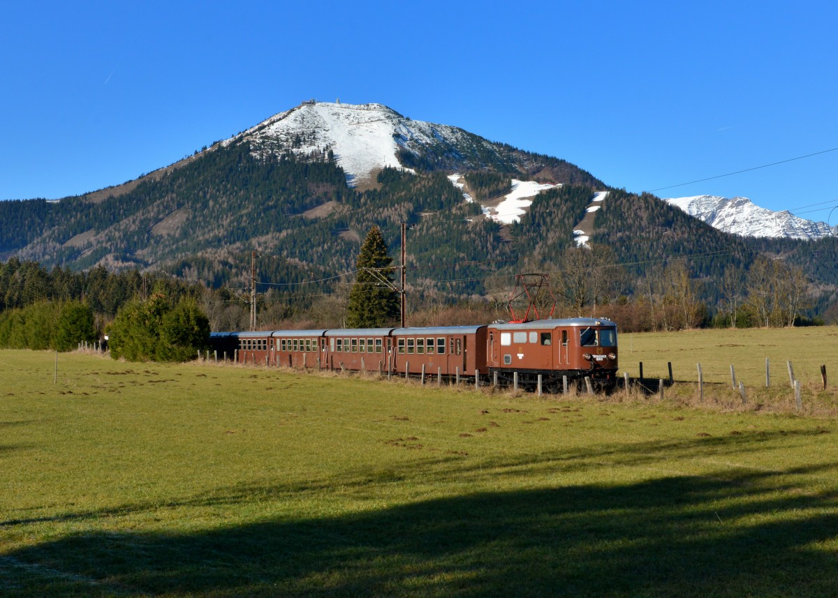 1099 010 mit R 6817 am 06.12.2015 bei Mariazell. 