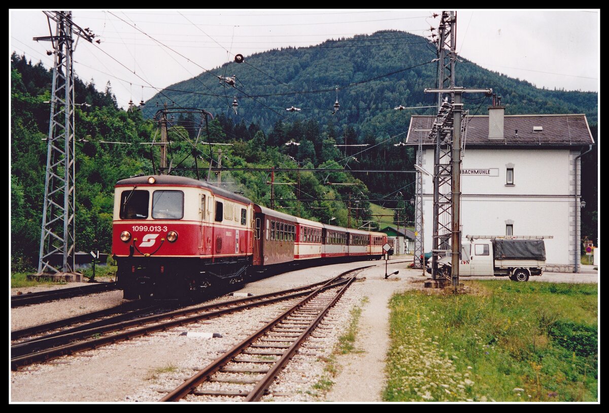 1099 013 verlässt am 13.09.2001 mit R6808 Laubenbachmühle.