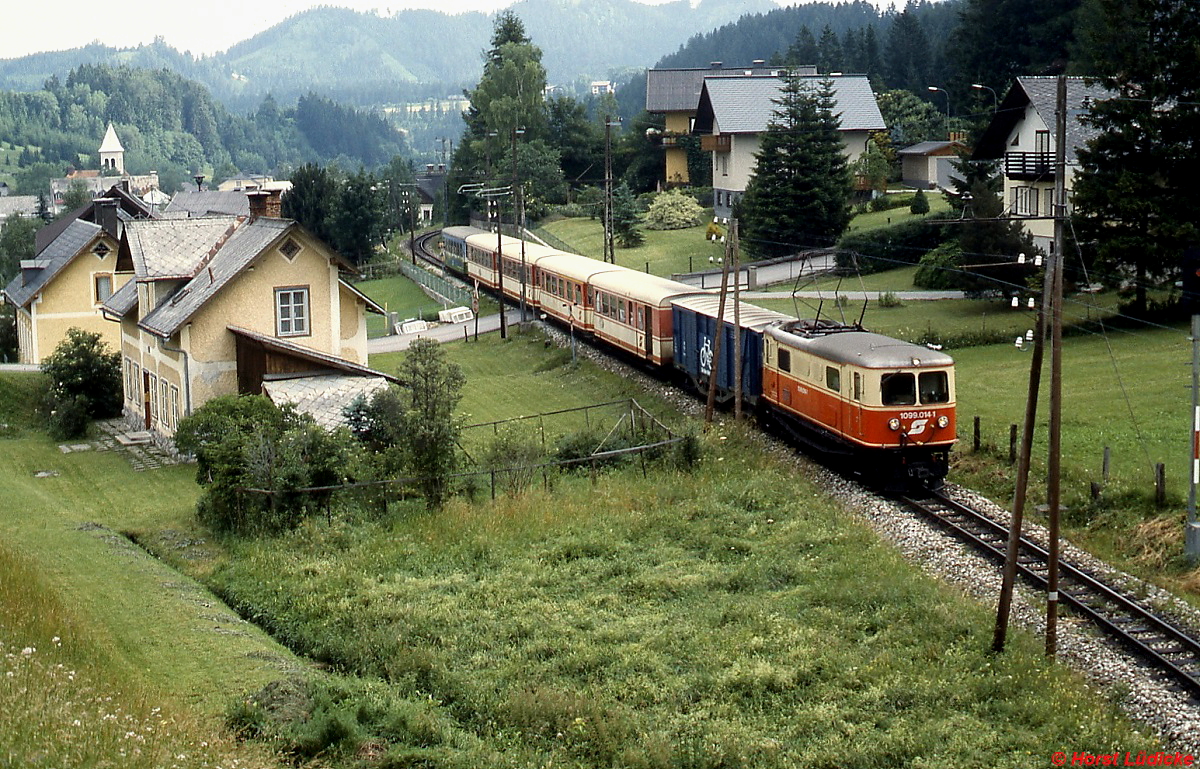 1099.014-1 verläßt Mitterbach und wird gleich die niederösterreichisch-steirische Landesgrenze passieren (Juni 1991)