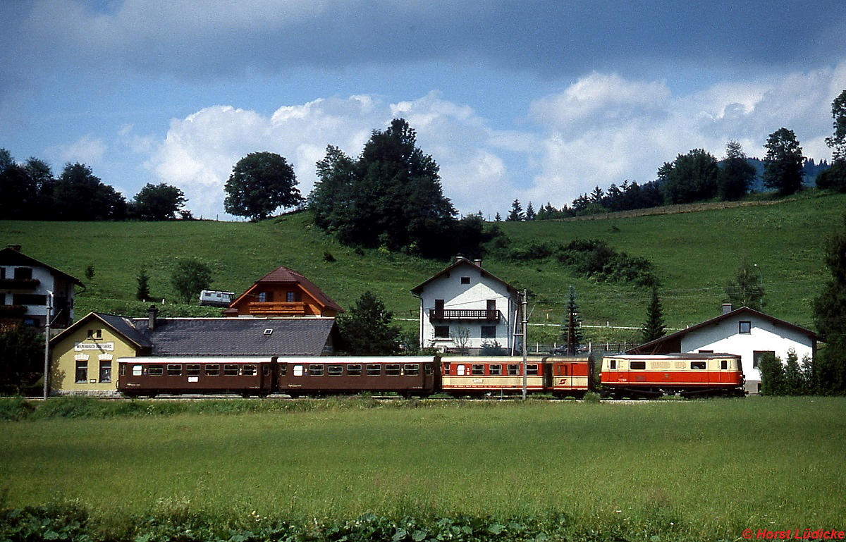 1099.02 verlässt den Bahnhof Wienerbruck in Richtung Mariazell (Juni 1991)