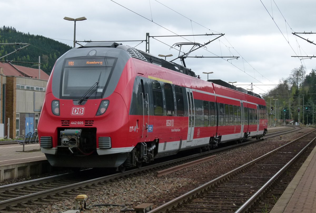 10.April 2014, RB 59357 Saalfeld - Bamberg verlässt den Bahnhof Pressig-Rothenkirchen in Richtung Kronach. Für das linke  falsche  Gleis zeigt das Ausfahrsignal ebenfalls Grün. Hier wird ein ICE überholen.