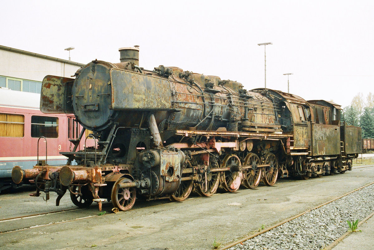 10.Oktober 2005, im ehemaligen Bw Lichtenfels stand Lok 50 904 mit dem Kabinentender der 52 945. Hersteller: Krupp 1940. Im Winter 1987/88 hatte ich sie über längere Zeit auf einem Abstellgleis im Bahnhof Ebensfeld gesehen.  Zur Zeit befindet sich die äußerlich teilweise restaurierte Lok im DDM Neuenmarkt.