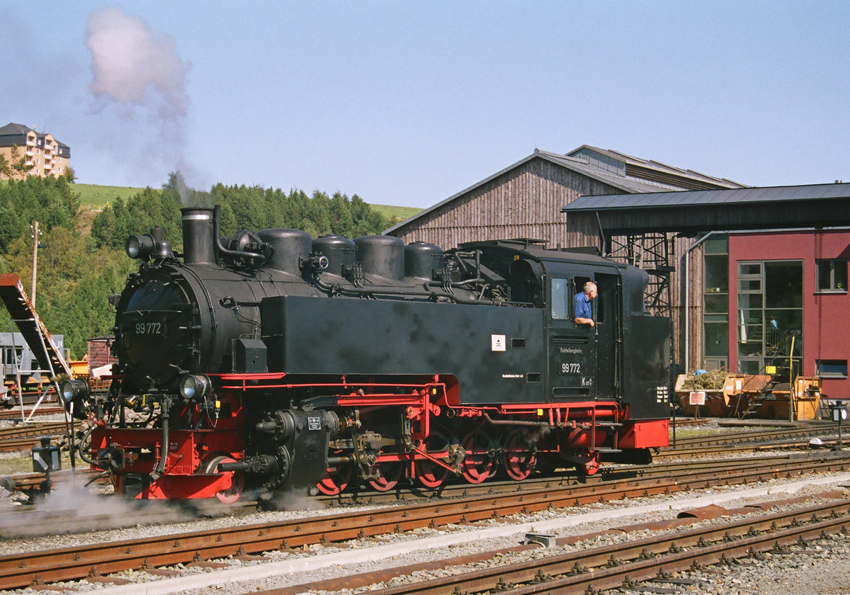 10.September 2006, die Erzgebirgsbahnen veranstalten ein gemeinsames Schmalspurfest, Hier sind wir im Bahnhof Oberwiesenthal gelandet, Lok DR 99 772 befindet sich auf Rangierfahrt.