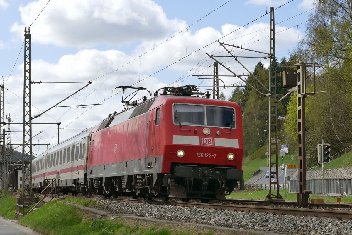 11. April 2017, Lok 120 122 mit IC 2300 München - Berlin - Rostock - Warnemünde fährt durch Kronach.