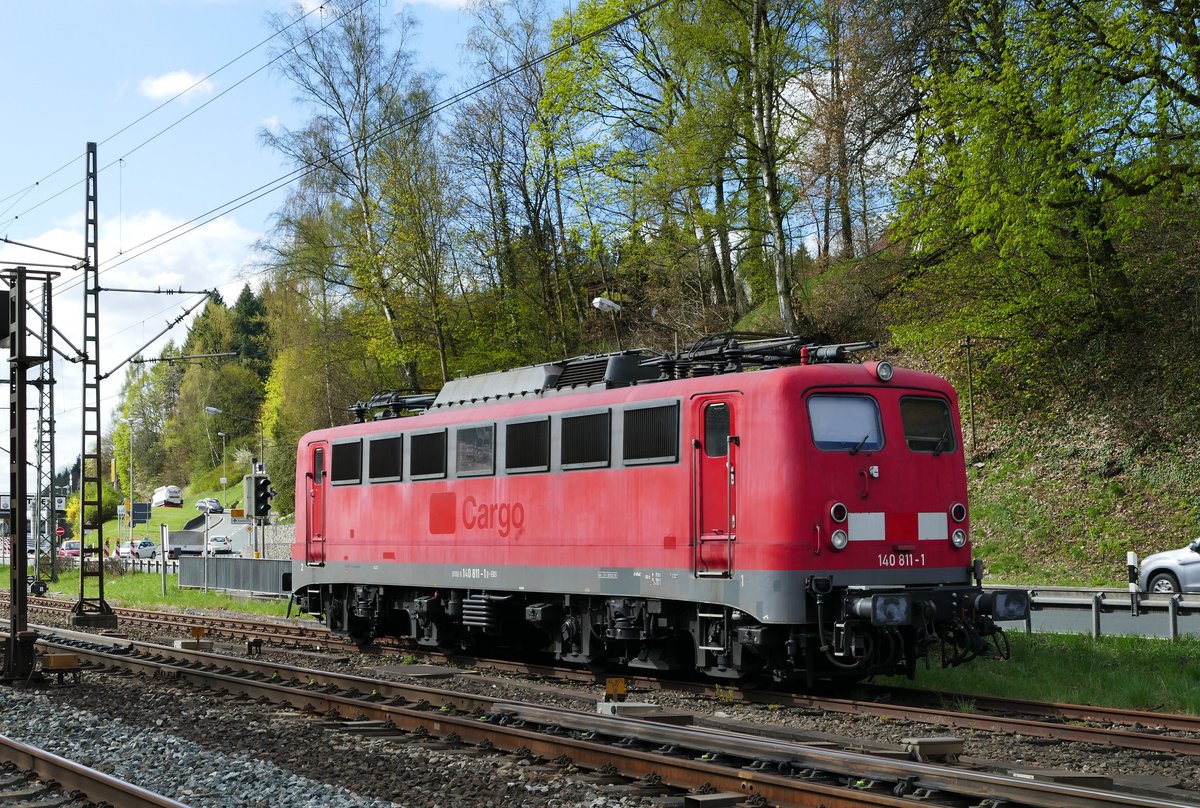 11. April 2017, Lok 140 811, gebaut 1971 bei Krupp, jetzt im Eigentum des Erfurter Bahn-Service, steht auf dem nördlichen Abstellgleis des Bahnhofs Kronach