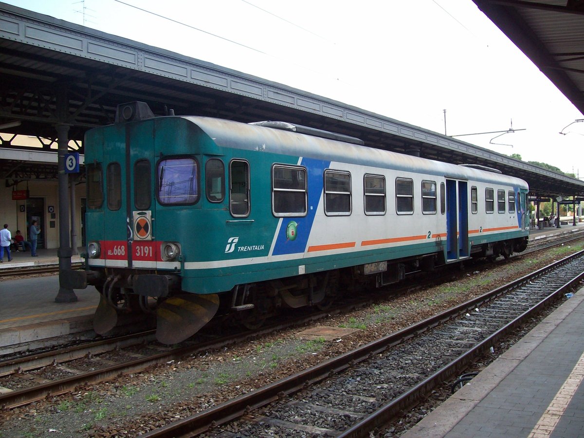 11 august 2007, ALn 668.3191 waits to start for the service at Roma Termini station
