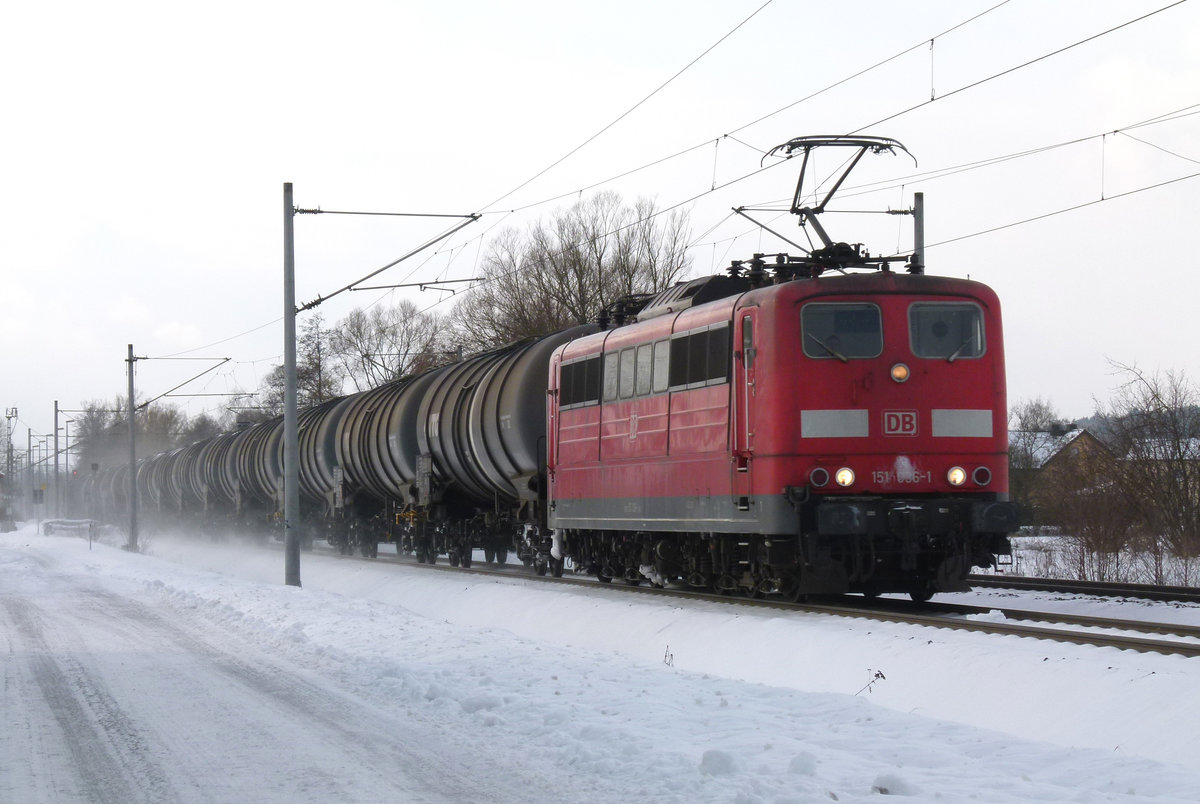 11. Dezember 2012, Gezogen von der Lok 151 036 fährt ein Kesselwagenzug bei Küps in Richtung Saalfeld.