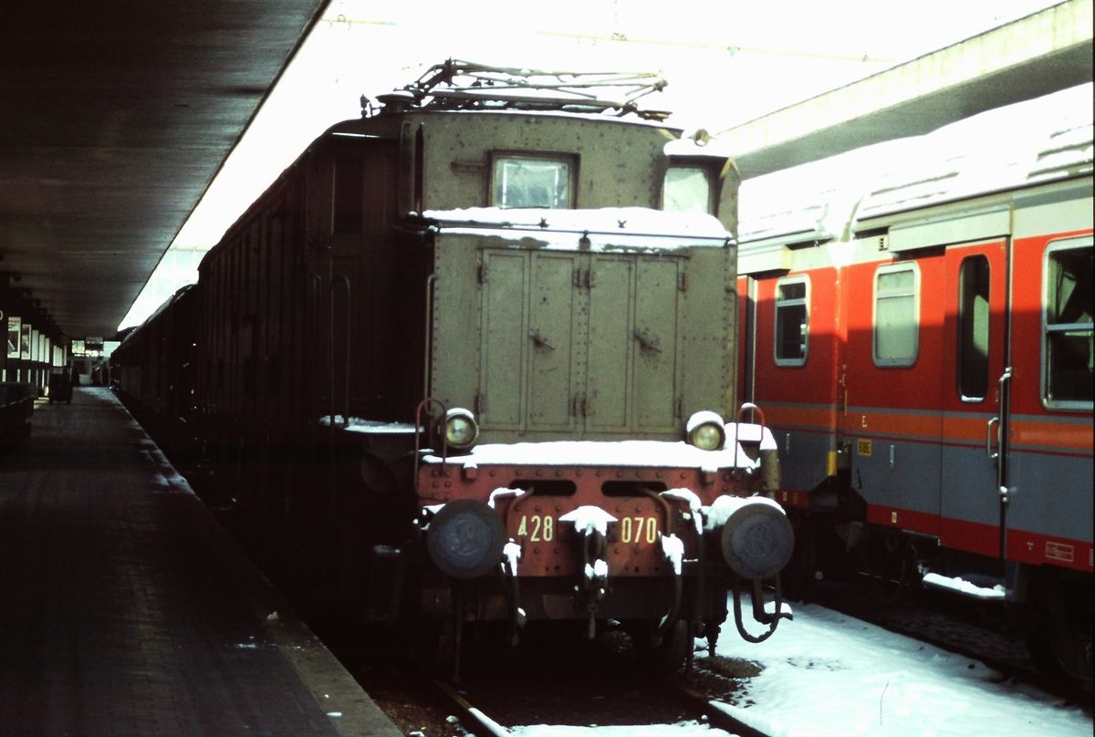 11 feb 1986, electric locomotive e 428.070 at Roma Termini station during the snow.