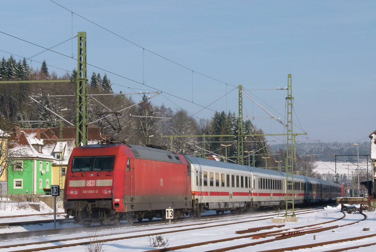 11. Februar 2013, IC 2208 München - Berlin fährt durch den Bahnhof Kronach. Zuglok ist 101 098, 101 050 schiebt nach